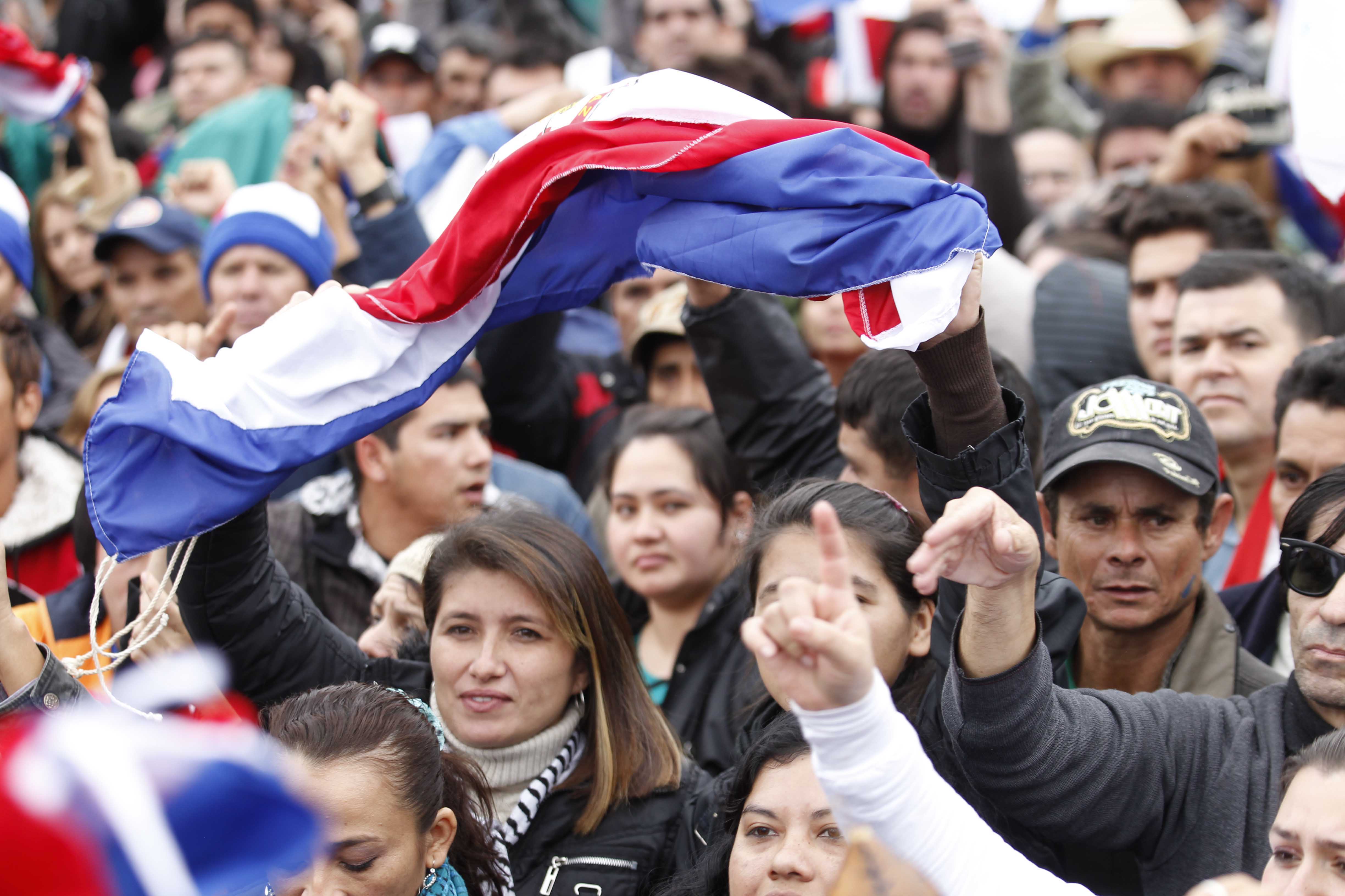 Grandes protestas en Paraguay por privatización y violencia